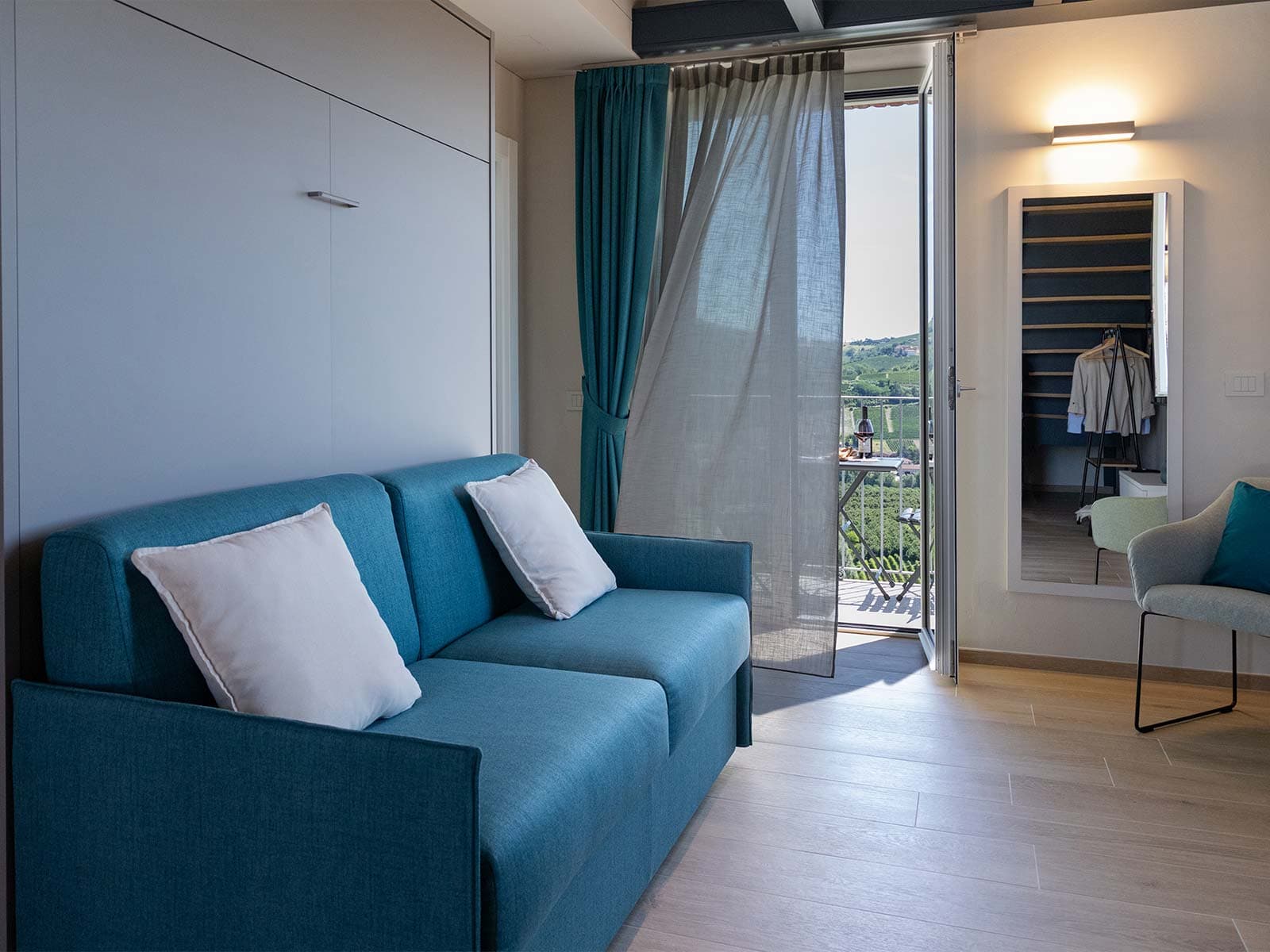 Appartamento divano e specchio