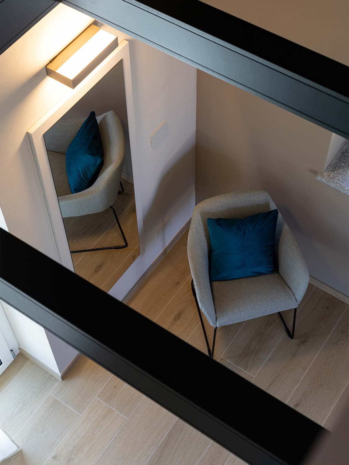 Appartamento con sedia e specchio