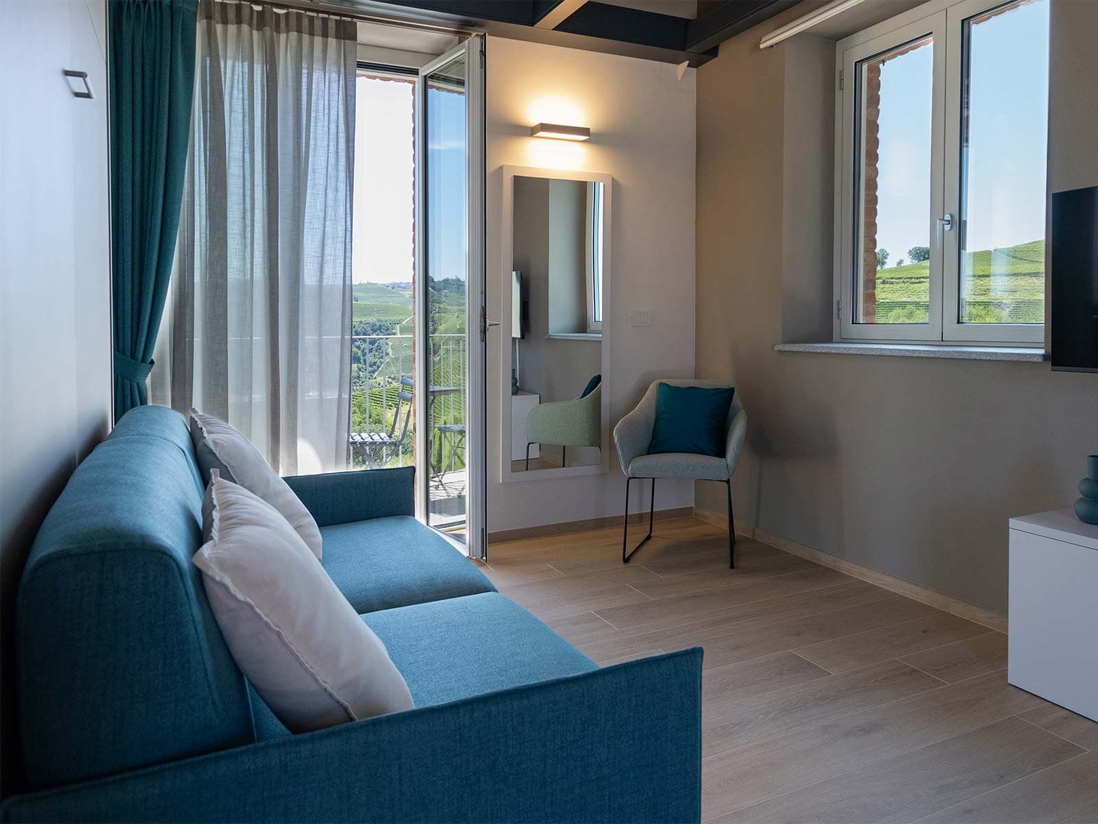 Appartamento con divano vista Langhe