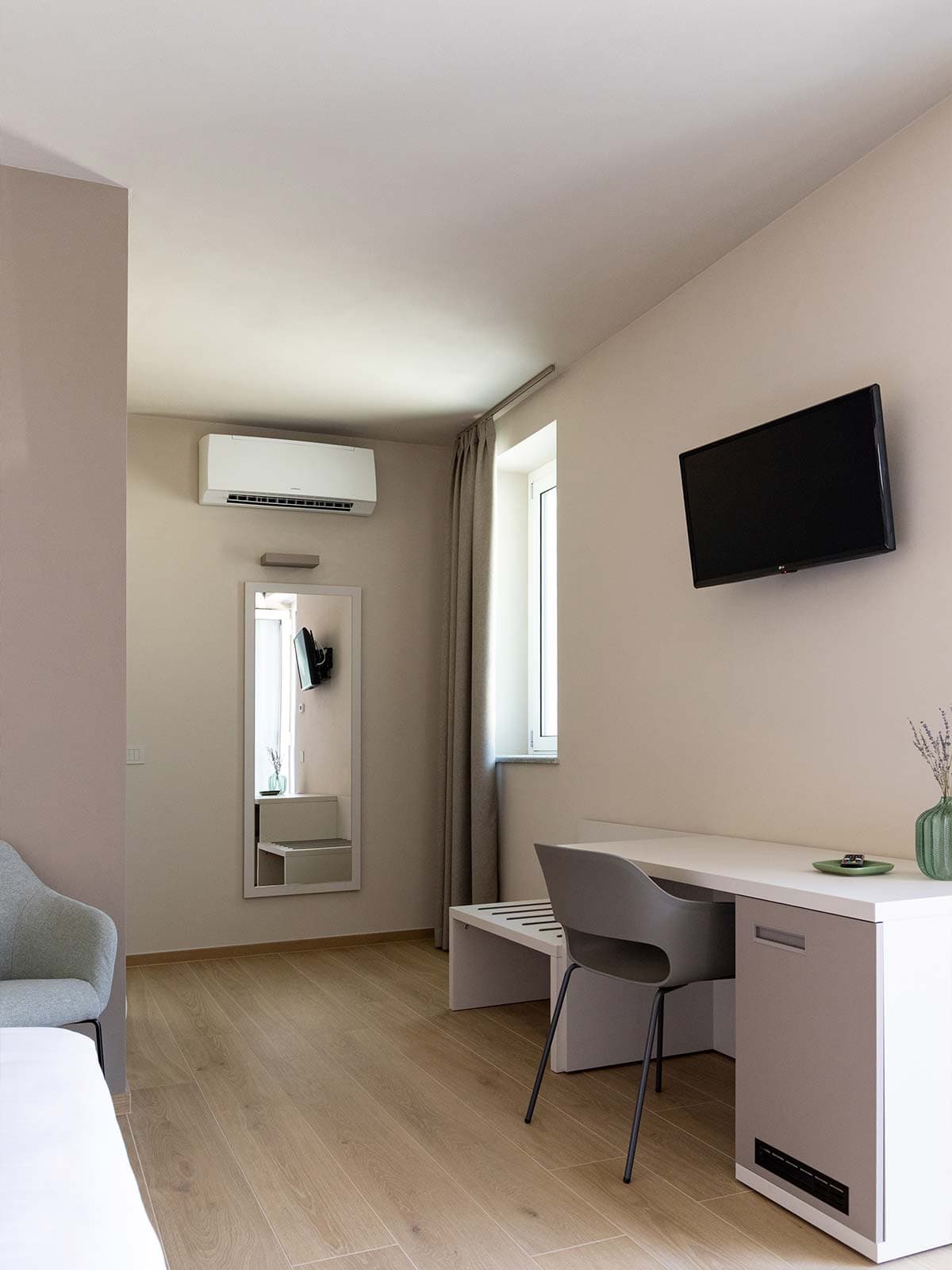 Camera Standard, scrivania e letto